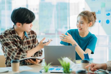 Genç mutlu Asyalı iş adamı yaratıcı ekip beyin fırtınası toplantısını başlatmak için birlikte çalışıyor. Başarılı iş ortağı çalışma konsepti.