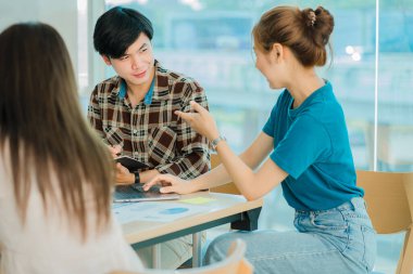 Genç mutlu Asyalı iş adamı yaratıcı ekip beyin fırtınası toplantısını başlatmak için birlikte çalışıyor. Başarılı iş ortağı çalışma konsepti.