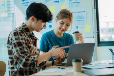 Genç mutlu Asyalı iş adamı yaratıcı ekip beyin fırtınası toplantısını başlatmak için birlikte çalışıyor. Başarılı iş ortağı çalışma konsepti.