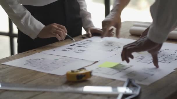 Engenheiros Multi Étnicos Arquitetos Discutir Planos Construção Engenheiros Trabalham Projetos — Vídeo de Stock