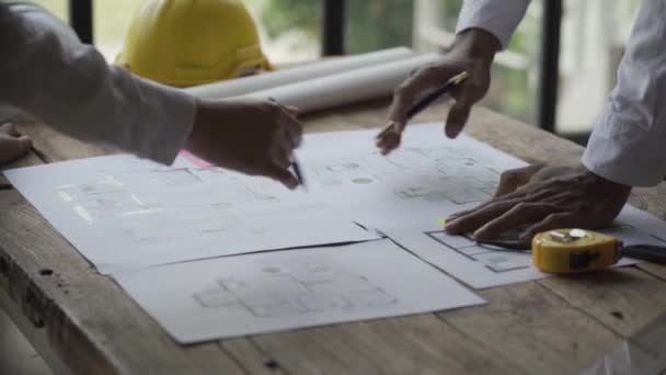 Ingegneri Multietnici Architetti Discutono Piani Costruzione Gli Ingegneri Lavorano Progetti — Video Stock