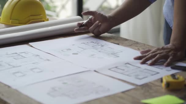 Çok Irklı Mühendisler Mimarlar Inşaat Planlarını Tartışıyor Mühendisler Planlama Takım — Stok video