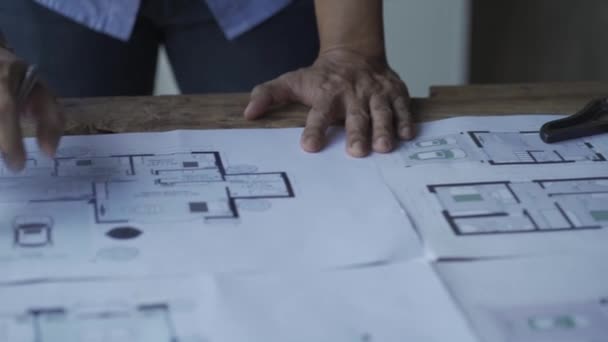 Çok Irklı Mühendisler Mimarlar Inşaat Planlarını Tartışıyor Mühendisler Planlama Takım — Stok video