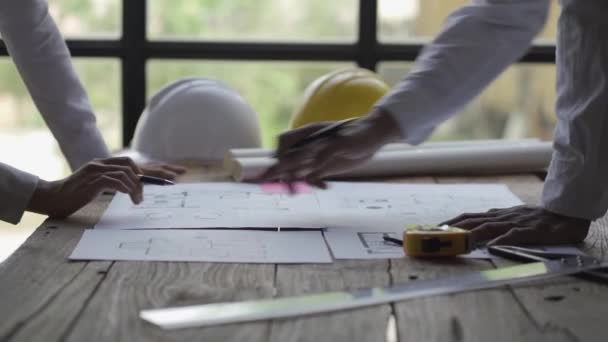 Багатоетнічні Інженери Архітектори Обговорюють Плани Будівництва Інженери Працюють Над Успішними — стокове відео