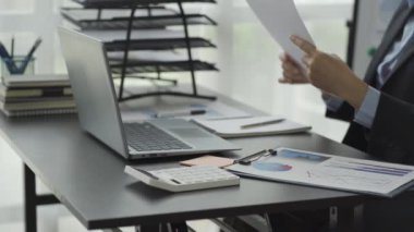 Not defteri grafiği teknolojisi üzerinde çalışan genç Asyalı iş kadını İş Bütçesi Ofisi için kişisel finansman 4k Video