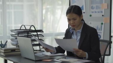 Not defteri grafiği teknolojisi üzerinde çalışan genç Asyalı iş kadını İş Bütçesi Ofisi için kişisel finansman 4k Video