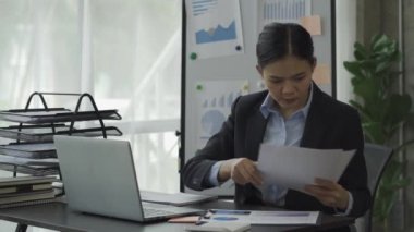 Not defteri grafiği teknolojisi üzerinde çalışan genç Asyalı iş kadını İş Bütçesi Ofisi için kişisel finansman 4k Video