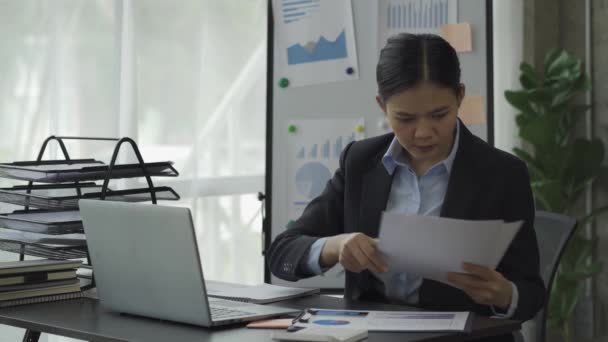 Jovem Empresária Asiática Trabalhando Tecnologia Notebook Computador Gráfico Documento Finanças — Vídeo de Stock