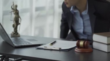 Çekiç ve terazilerle çalışan kadın avukat. İnternetteki hukuki danışmanlık dizüstü bilgisayarları ile adaletsizlik tanrıçası. 4k