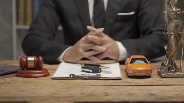 Araba Müzayedesi Fikirleri Masada Oyuncak Arabalı Yargıç Çekici Yakın Çekimli — Stok video