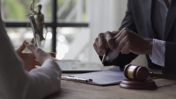 律师或法官与签署重要合同文件的客户坐在一起 司法和立法法律协商概念4K视频 — 图库视频影像