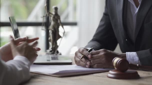 Abogado Juez Sienta Con Cliente Que Firma Documentos Contrato Importantes — Vídeo de stock