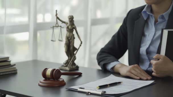 Női Ügyvéd Kalapáccsal Mérleggel Igazságtalanság Istennője Online Jogi Tanácsadás Koncepciójával — Stock videók