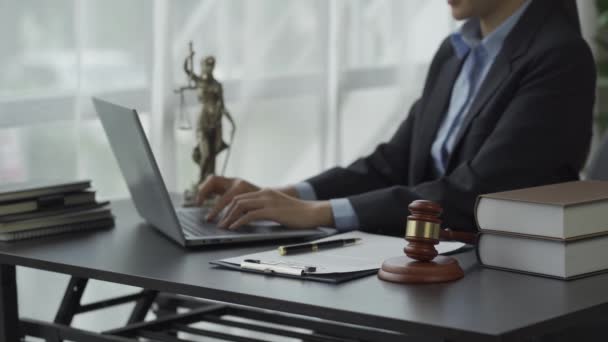 망치와 비늘을 변호사는 온라인 노트북의 개념으로 불공평의 여신을 다루고 — 비디오