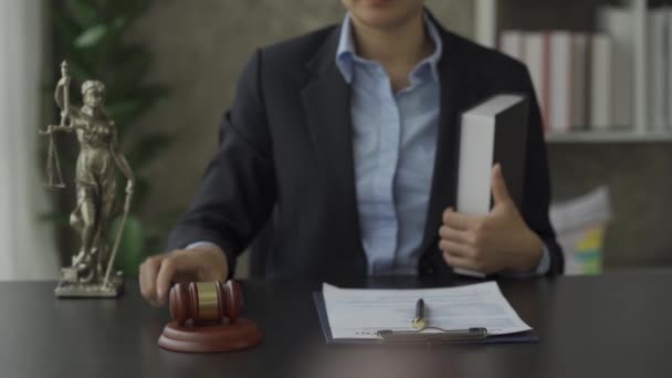 Çekiç Terazilerle Çalışan Kadın Avukat Nternetteki Hukuki Danışmanlık Dizüstü Bilgisayarları — Stok video