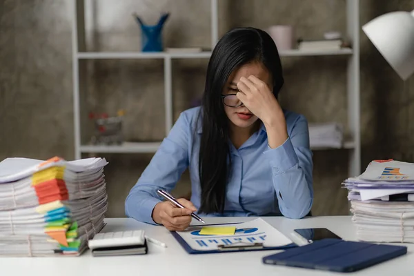 Asijská Pracovnice Pracuje Přesčas Kanceláři Pozdě Noci Dívka Přepracovaná Potíže — Stock fotografie