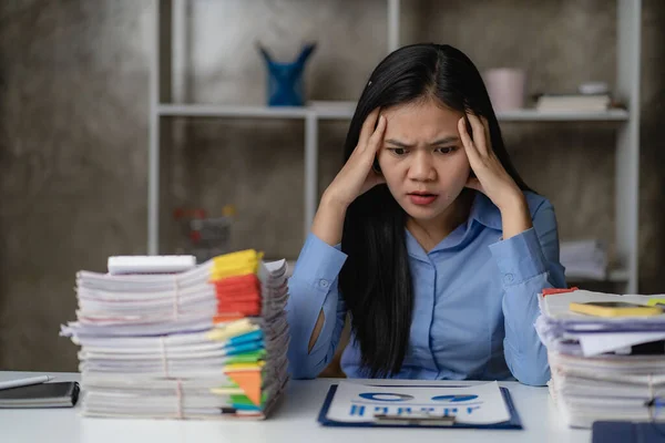 아시아인 노동자가 사무실에서 초과근무를 있는데 과잉이며 책상에 더미를 일하는 스트레스와 — 스톡 사진