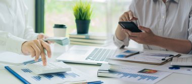 Grafiklerde ve grafiklerde gösterilen raporların tartışılması. Mali istatistikleri analiz edin. İş adamlarının beyin fırtınası raporlarına katılın. Ciddi mali raporları inceleyin.