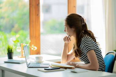 Yatırım grafiklerini analiz eden bir iş kadını. Ofisteki hesap makinesi muhasebesi ve teknolojisini hesaplıyor.