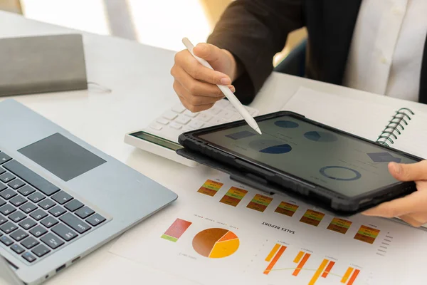 Empresário Usando Tablet Para Analisar Gráficos Relatório Orçamento Financeiro Empresa — Fotografia de Stock