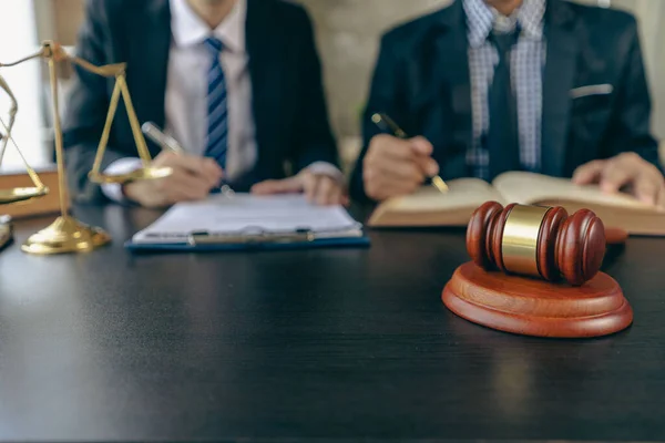 Empresários Advogados Discutindo Documentos Contratuais Sentados Uma Mesa Conceitos Jurídicos — Fotografia de Stock