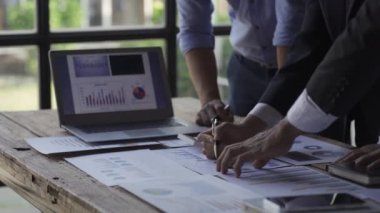 Asya 'daki iş adamları, ofisteki oda piyasası tartışmalarında verimliliği artırmak için beyaz tahtadaki grafikleri analiz ediyorlar. Beyin fırtınası takım çalışması iş dünyası toplantısı