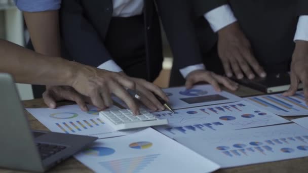 Business Teams Azië Analyseren Grafieken Whiteboards Productiviteit Verbeteren Vergaderzaal Markt — Stockvideo