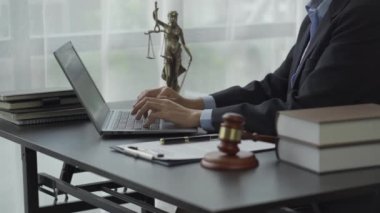 Bir kadın avukatın ya da hakimin elinde, bir mahkeme salonu avukatının büro masasında adalet ve hukuk kavramı ve adalet kavramının danışmanı üzerinde çalışması...