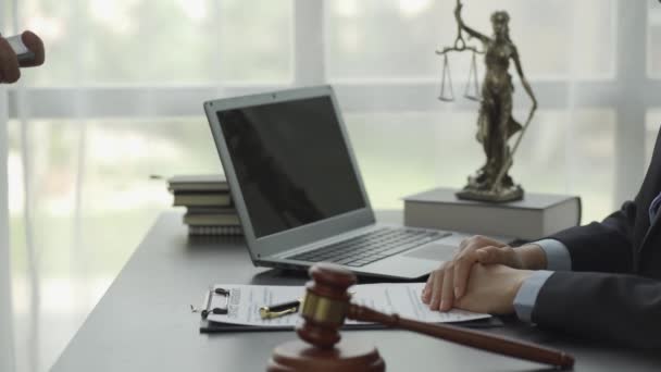 Nahaufnahme Einer Rechtsanwältin Oder Richterin Gerichtssaal Die Einem Büroschreibtisch Konzept — Stockvideo