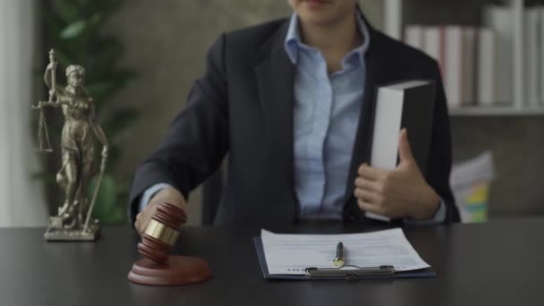 女性弁護士又は裁判官の手による司法及び法律の事務机の概念に関する事務弁護士及び司法の概念に関するコンサルタントの終了 — ストック動画