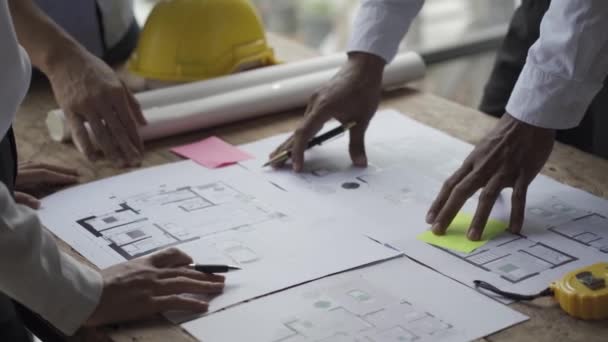 チームワークの概念を計画するエンジニアの成功したグループ オフィスでの4Kの解像度アジアのビジネスエンジニア会議 — ストック動画