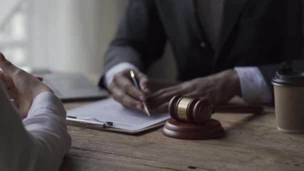 Juiz Sexo Masculino Tribunal Sobre Mesa Madeira Conselheiro Advogado Sexo — Vídeo de Stock