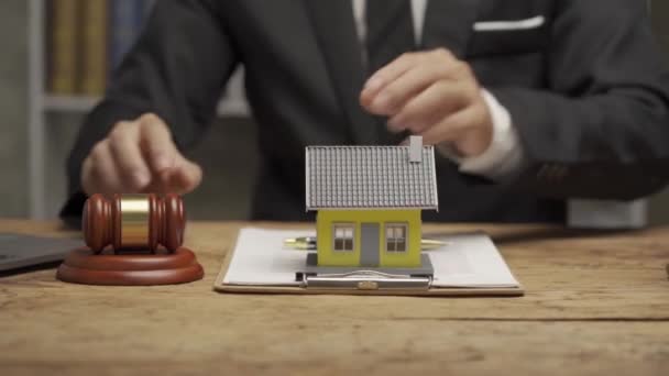 Будинок Аукціон Ідея Бізнесмен Тримає Молоток Будинок Поруч Ним Крупним — стокове відео