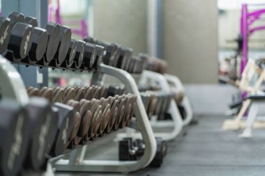 Spor salonundaki ekipmanlarla birlikte spor salonunda. Spor salonunda vücut geliştirme için spor aletleri, sabit bisiklet ve spor aletleri. Modern fitness odası