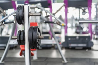 Spor salonundaki ekipmanlarla birlikte spor salonunda. Spor salonunda vücut geliştirme için spor aletleri, sabit bisiklet ve spor aletleri. Modern fitness odası