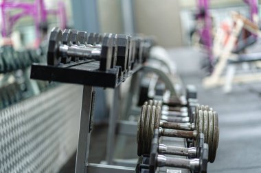 Spor salonundaki ekipmanlarla birlikte spor salonunda. Spor salonunda vücut geliştirme için spor aletleri, sabit bisiklet ve spor aletleri. Modern fitness odası