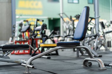 Spor salonundaki ekipmanlarla birlikte spor salonunda. Spor salonunda vücut geliştirme için spor aletleri, sabit bisiklet ve spor aletleri. Modern fitness odası