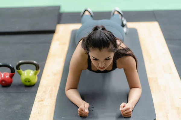 ウェイトトレーニングフィットネスジムで運動するアジアの女性 重量挙げ 強い体 スポーツウェアで ヘルスケアのモチベーションコンセプト ジムで笑顔 — ストック写真