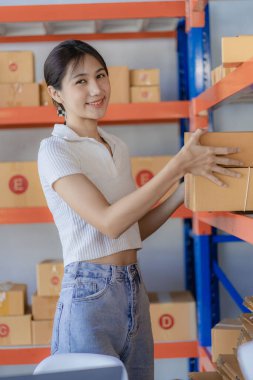 Küçük işletme girişimi KME Sahibi Asyalı Kadın Laptop Online Siparişleri Kutularla çalışan ürünleri satıyor. Evde ve çevrimiçi KOBİ 'de bağımsız olarak çalış