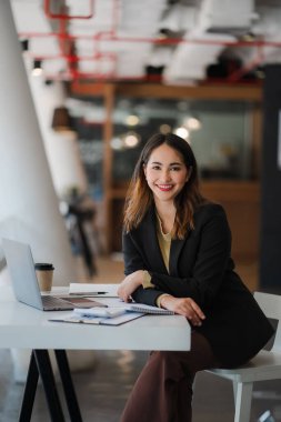 Finans ve muhasebe konsepti, Asyalı iş kadını grafiği analiz ediyor. mali istatistik ve şirket hesaplamalar, piyasa araştırmaları ve ofis gelirleri istatistiklerini iade etti.