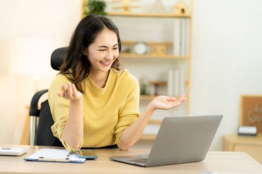 Ev fikirlerinde iş, muhasebe veya tasarruf yapan bir ekiple birlikte, teknik fiyat grafiklerini ve göstergeleri analiz etmek için dizüstü bilgisayar kullanan Asyalı kadın muhasebeci..