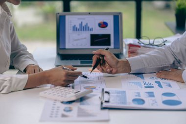 İş adamları veri grafiklerini analiz etmek ve tartışmak ve tartışmak için toplanıyor. Finansal raporlar, mali danışmanlar, takım çalışması ve muhasebe kavramları ofis masası harcamaları