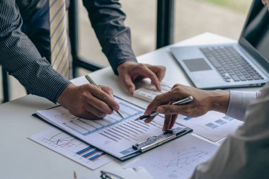 İş adamları veri grafiklerini analiz etmek ve tartışmak ve tartışmak için toplanıyor. Finansal raporlar, mali danışmanlar, takım çalışması ve muhasebe kavramları ofis masası harcamaları