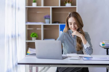 Asyalı kız iş yerinde dizüstü bilgisayarda çalışıyor Küçük İşletme Kuruluşu Çevrimiçi Bankacılık Vergi Muhasebe Finans Konseptleri