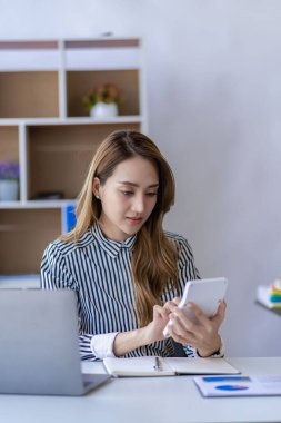 Asyalı kız iş yerinde dizüstü bilgisayarda çalışıyor Küçük İşletme Kuruluşu Çevrimiçi Bankacılık Vergi Muhasebe Finans Konseptleri