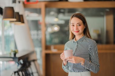 Asyalı kız iş yerinde dizüstü bilgisayarda çalışıyor Küçük İşletme Kuruluşu Çevrimiçi Bankacılık Vergi Muhasebe Finans Konseptleri
