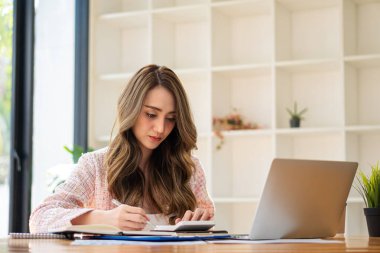 Asyalı kız iş yerinde dizüstü bilgisayarda çalışıyor Küçük İşletme Kuruluşu Çevrimiçi Bankacılık Vergi Muhasebe Finans Konseptleri