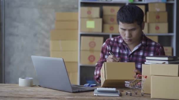 Mladý Muž Mluví Smartphone Pomocí Notebooku Prodávat Produkty Line Doma — Stock video
