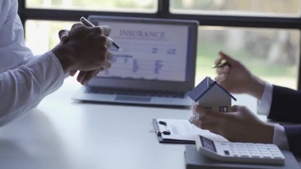 Emlakçılar Müşterilere Kredisi Sözleşmesi Sunuyor Müşteriler Için Sigorta Zinciri Oyuncağı — Stok video