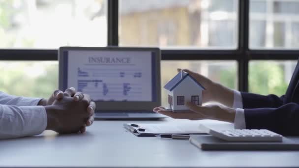 Agentes Imobiliários Oferecem Contratos Empréstimo Para Clientes Seguro Para Clientes — Vídeo de Stock